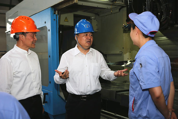 郝鹏与拉斯维加斯9888集团一线生产职员深入交流